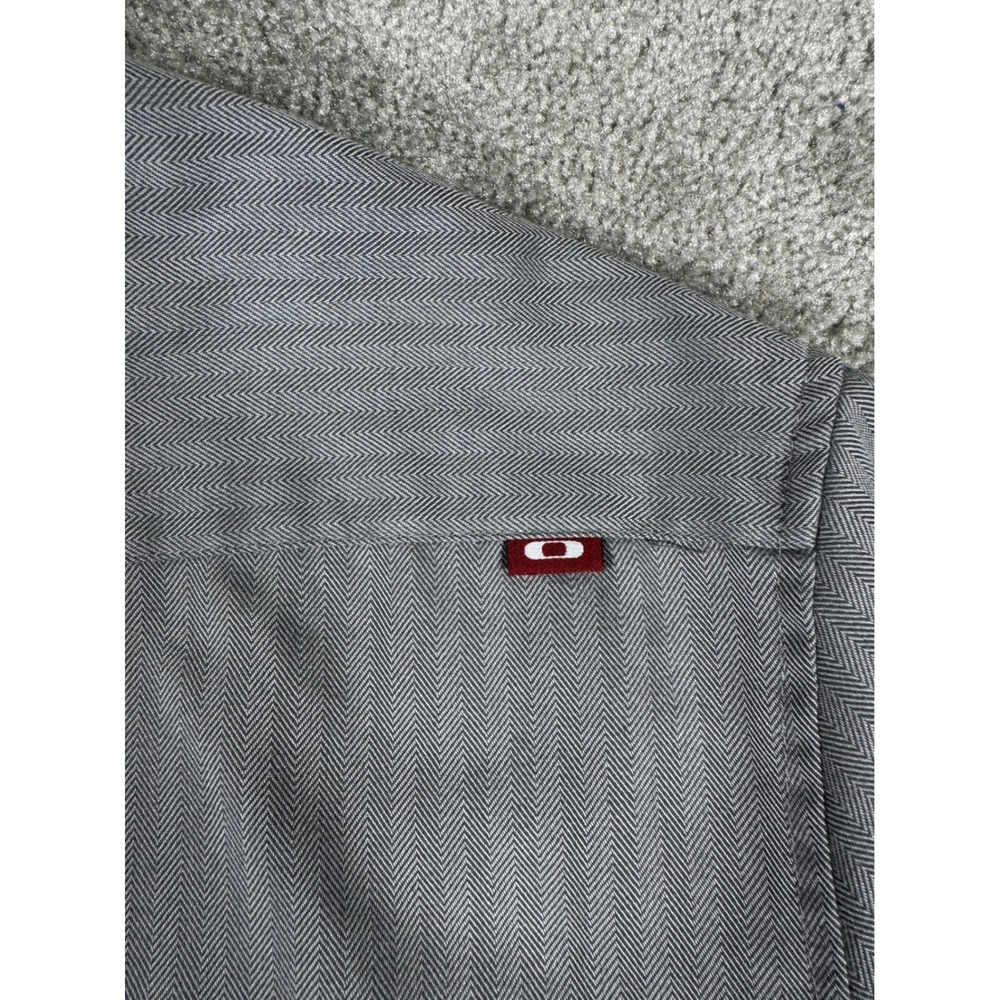 Oakley Mens Grey Herringbone Long Sleeve Roll Tab Button Down Shirt Medium - Picture 9 of 9